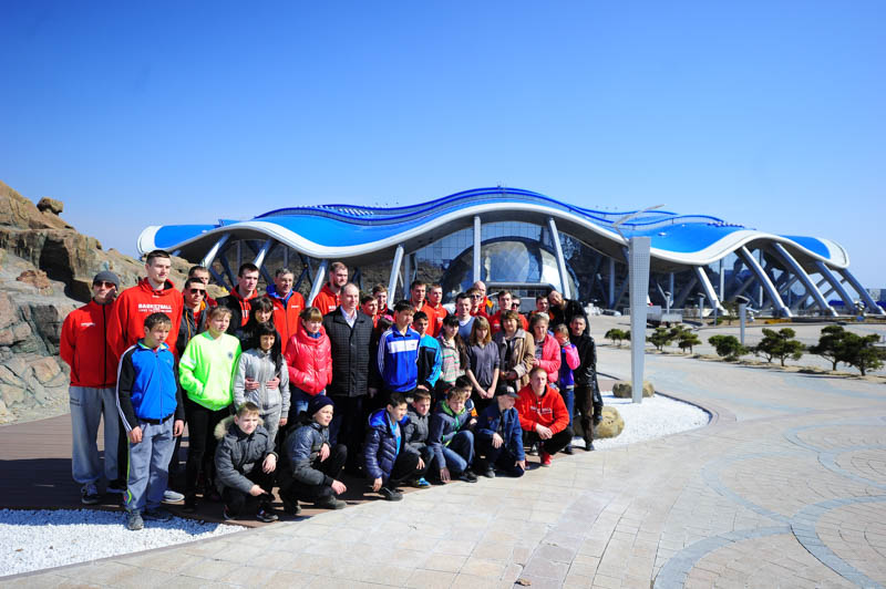 Первая экскурсия в Приморском океанариуме прошла для «Спартака-Приморье» и детей из подшефного интерната
