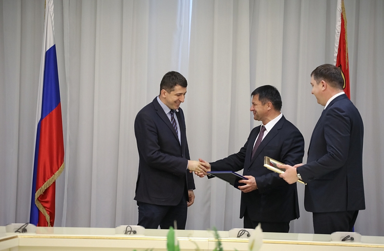 Андрей Тарасенко наградил команду «Спартак-Приморье» за победу в Суперлиге