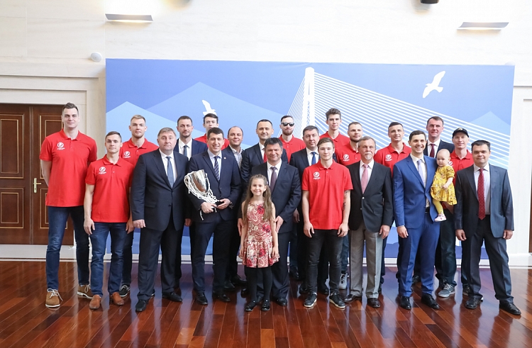 Андрей Тарасенко наградил команду «Спартак-Приморье» за победу в Суперлиге