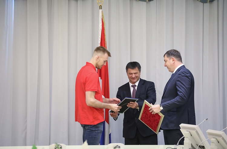 Андрей Тарасенко наградил команду «Спартак-Приморье» за победу в Суперлиге