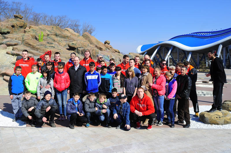 Первая экскурсия в Приморском океанариуме прошла для «Спартака-Приморье» и детей из подшефного интерната